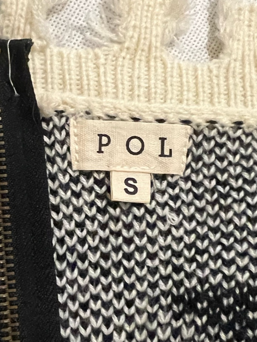 POL Star-Pattern Cropped V-Neck Sweater - White & Black - Picture 3 of 5